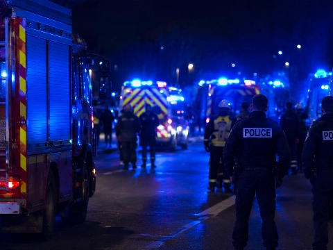 Automobilist rijdt na caféruzie in op groep: dode en tien gewonden